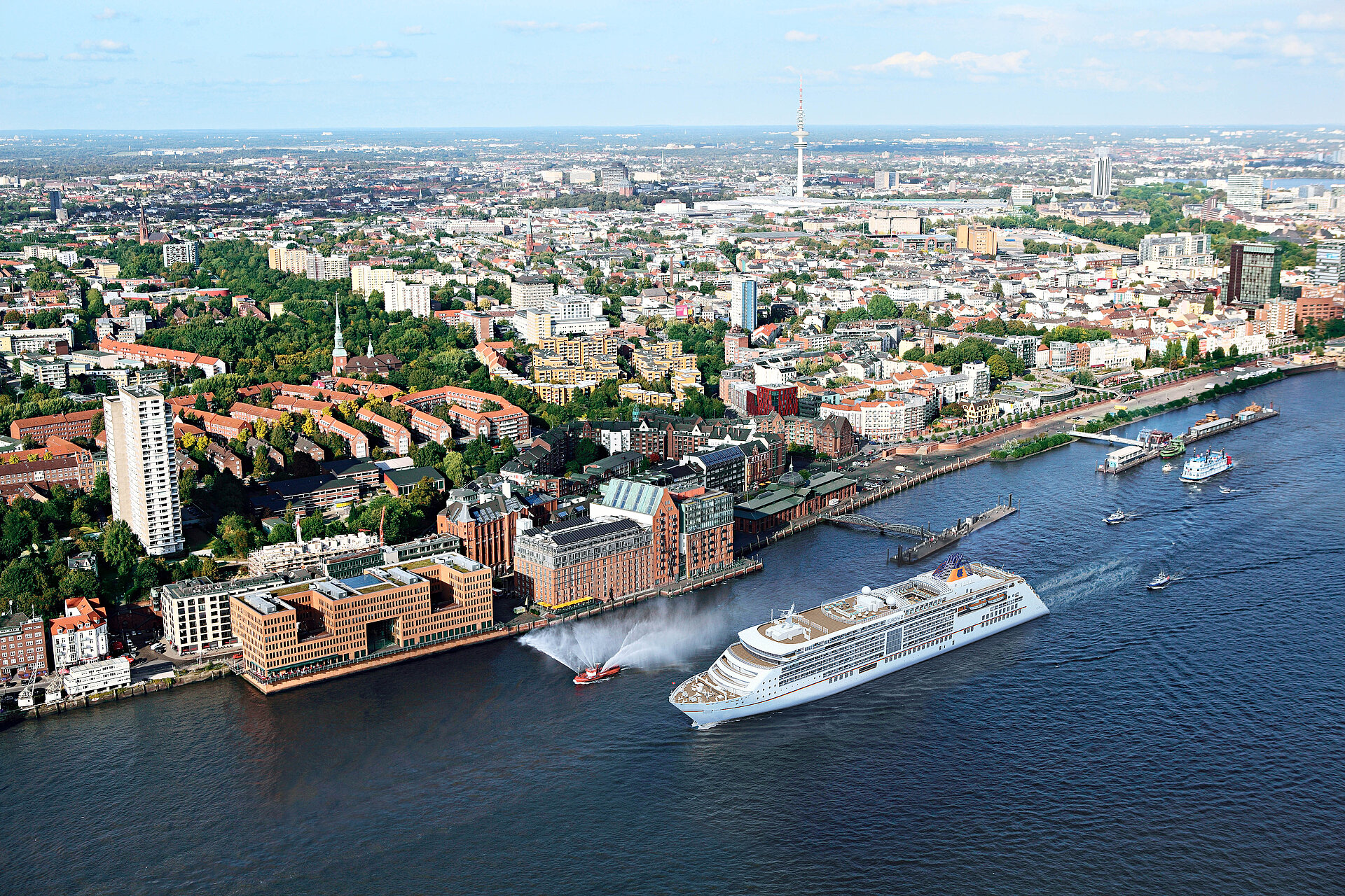 Das Kreuzfahrtschiff „Europa 2“ der Reederei Hapag-Lloyd Cruises bezieht während seiner Hafenliegezeit am Cruise Center Altona in Hamburg ab sofort Landstrom