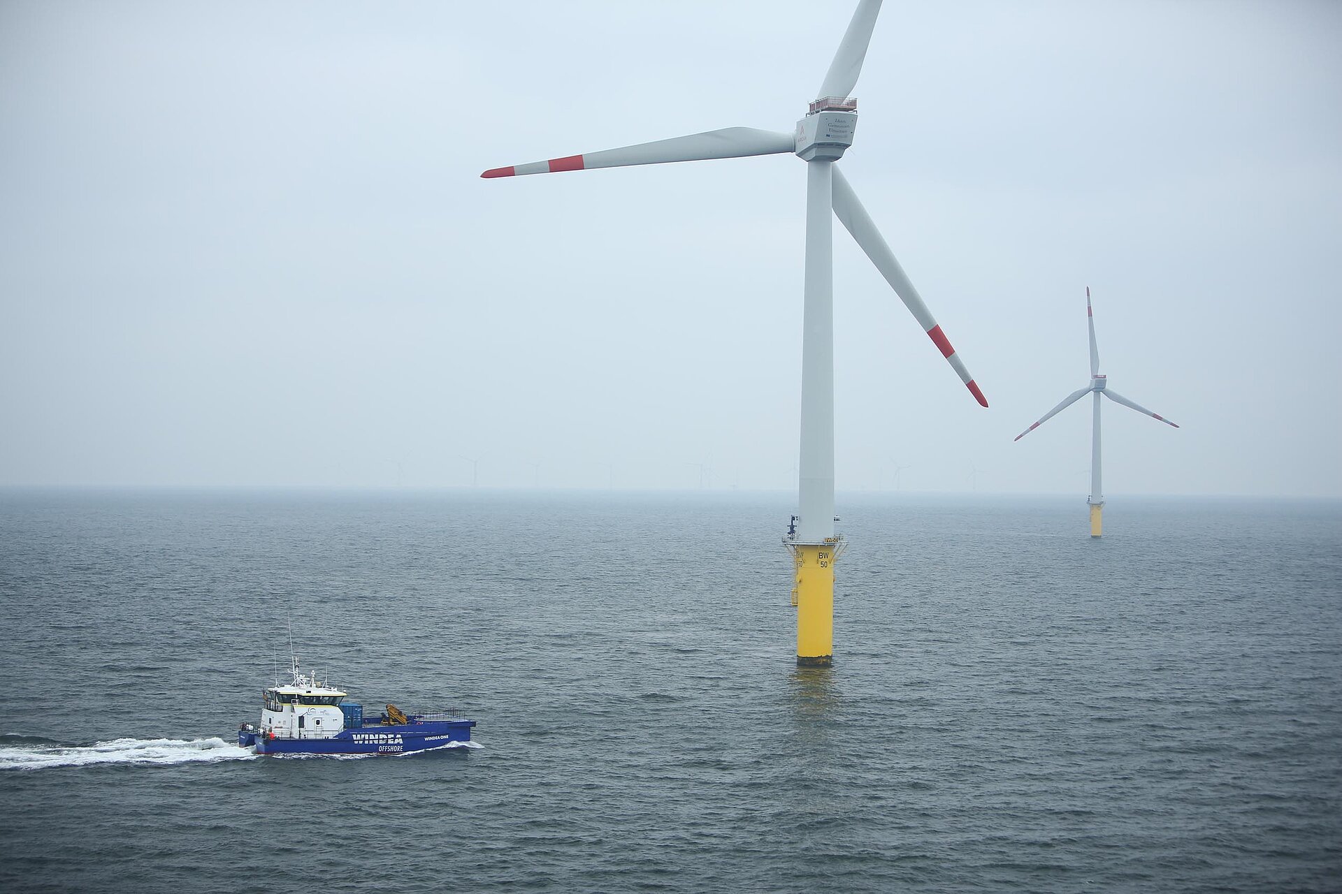 „Windea three” vor dem Offshore-Windpark„Trianel Windpark Borkum”